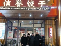 Пациенты медицинского центра Жуйкан из Южно-Сахалинска перед ужином в ресторане